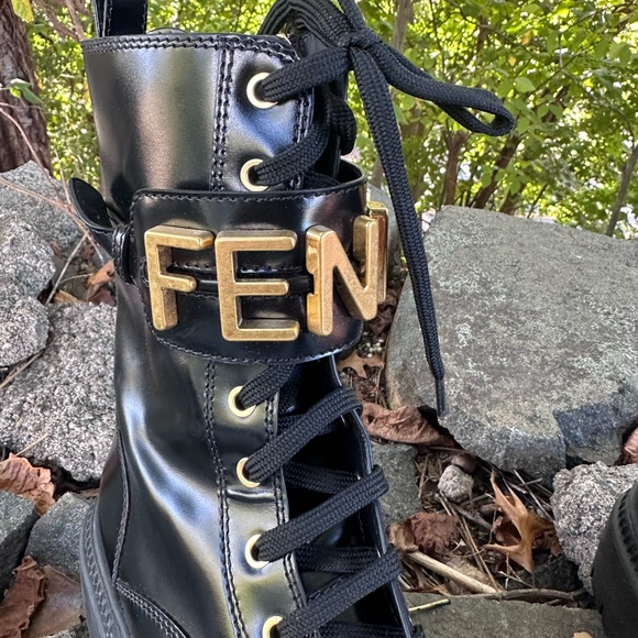 Fendi
Fendigraphy Logo-Cuff Biker Booties sz 38.5 - Picture 4 of 13